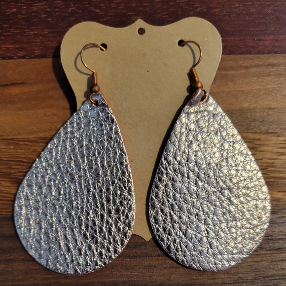 NEW LIGHT WEIGHT LEATHER EARRINGS - Picture 4 of 4